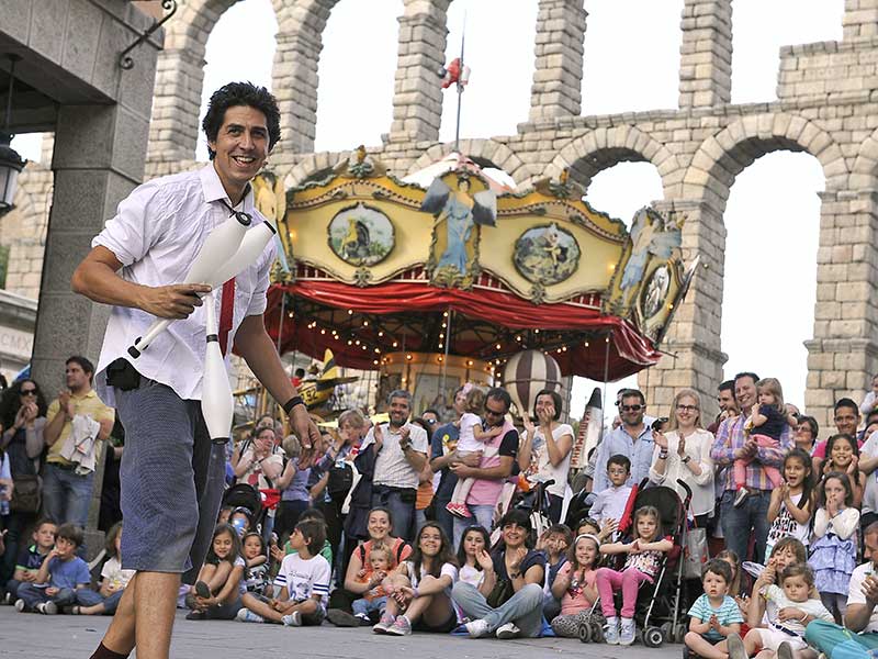 Malabarista frente o público