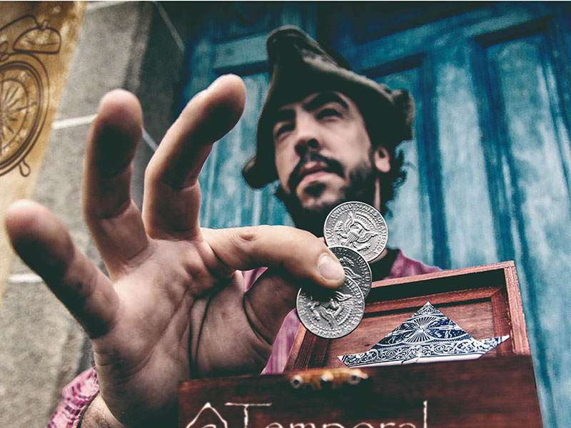 Mago xogando con monedas