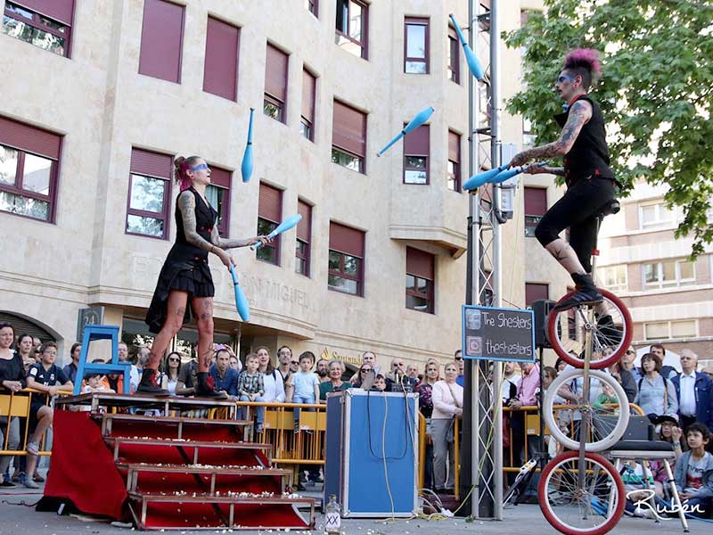 Malabaristas de mazas e monociclo