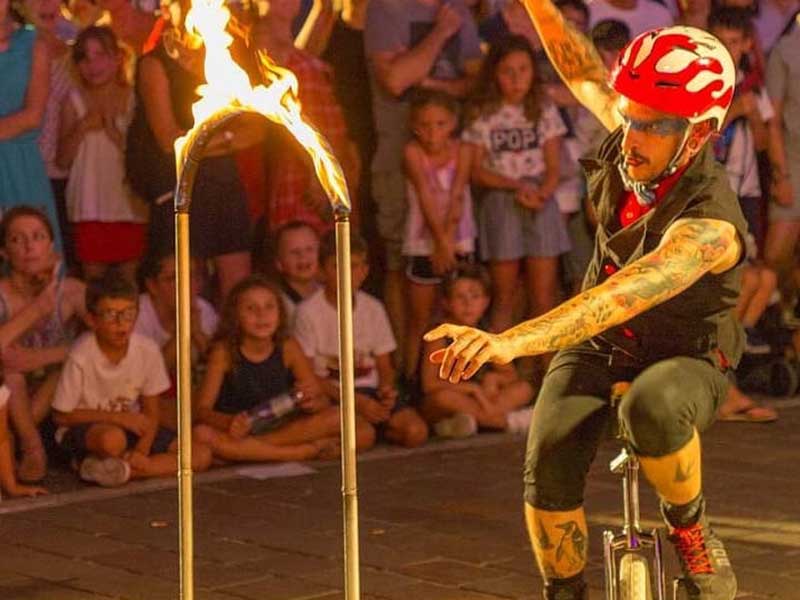 Malabarista de monociclo con lume