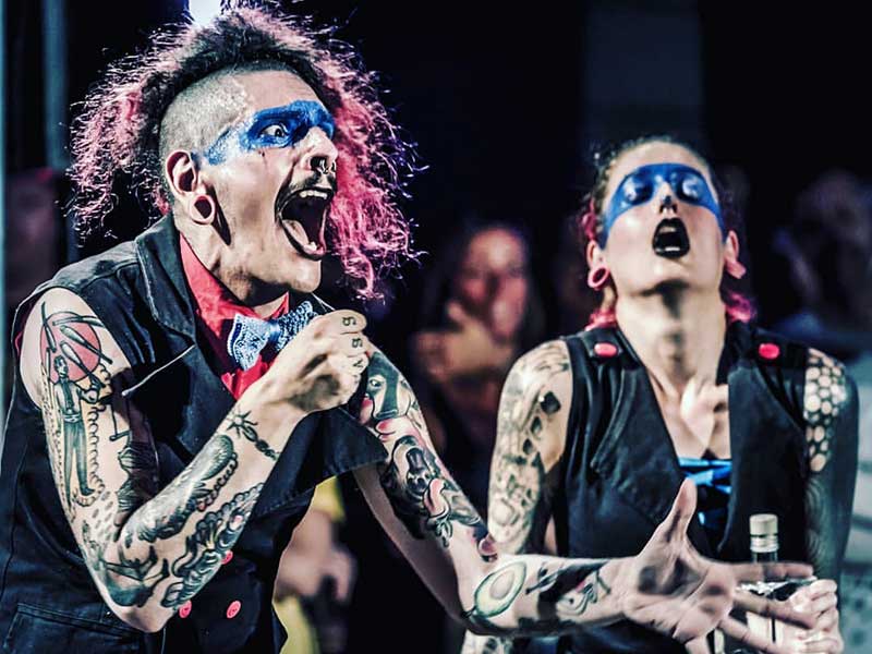 Artistas circenses maquillados