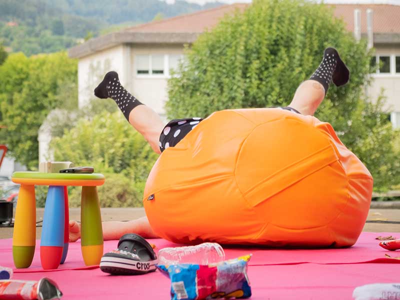 Paiaso escarranchado nun puf