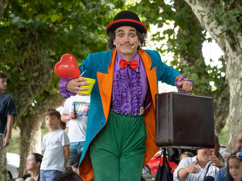 Paiaso cunha maleta mirando a cámara