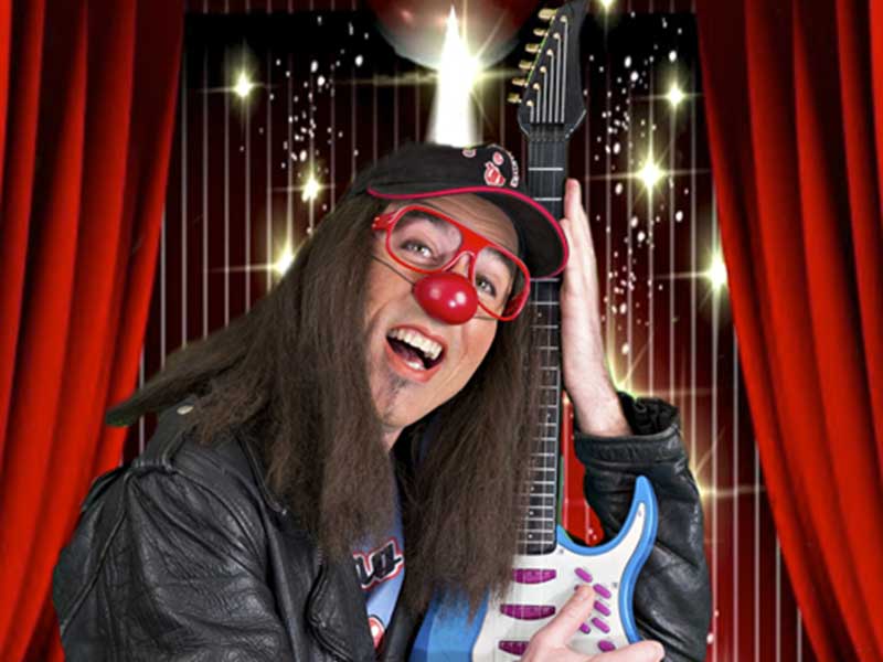 Paiaso con guitarra e telón