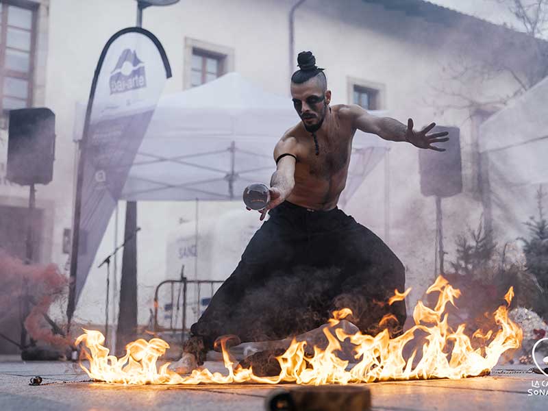 Malabares con lume no chan