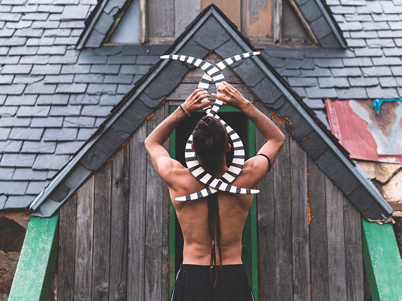 Artista de circo facendo unha figura de espaldas