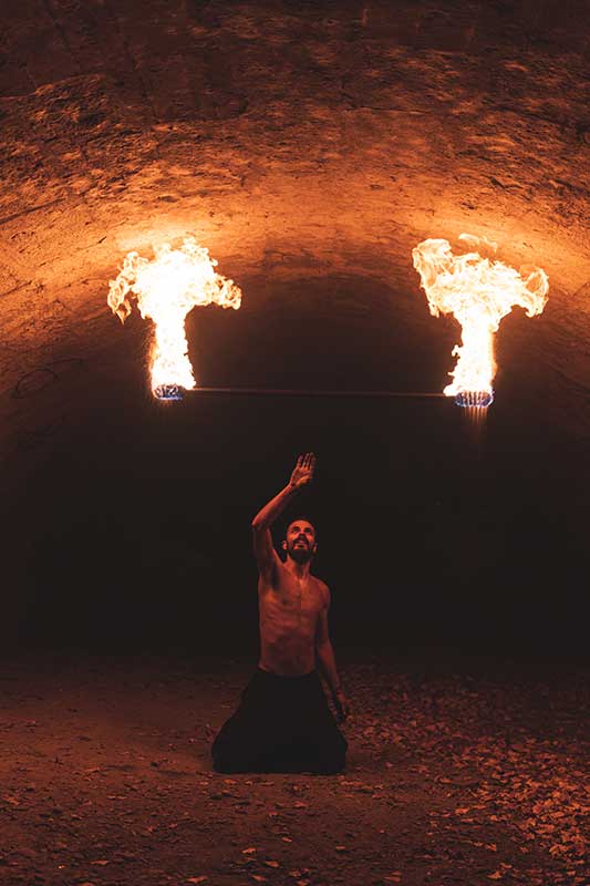 Malabares con lume nunha cova