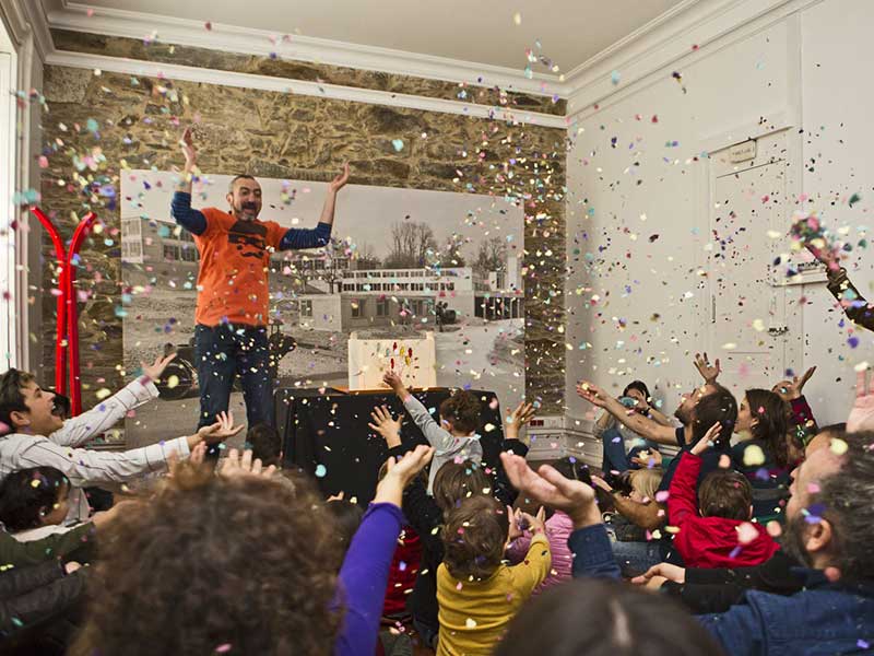 Artista no escenario con confetti