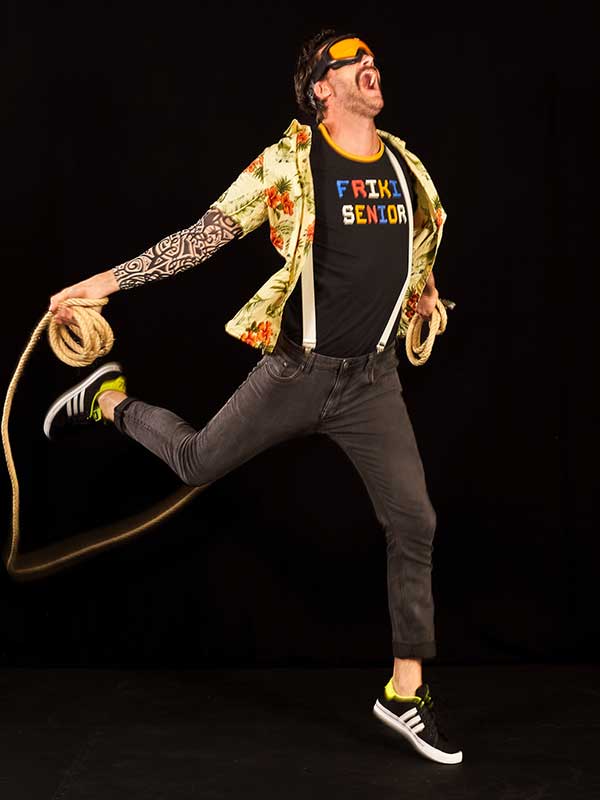 Influencer cómico saltando