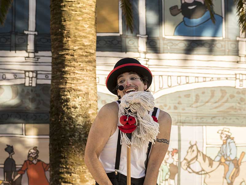 Paiaso actuando con fregona