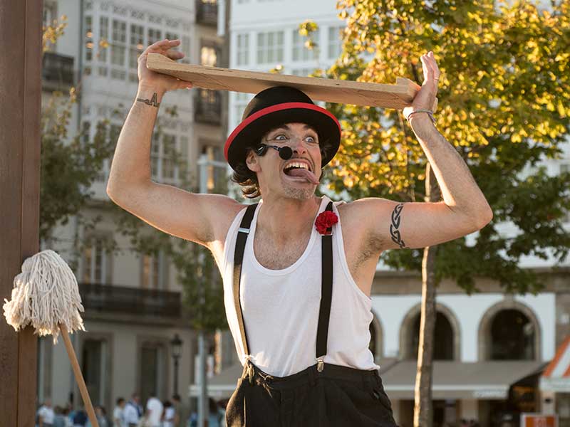 MeRe Clown facendo malabares