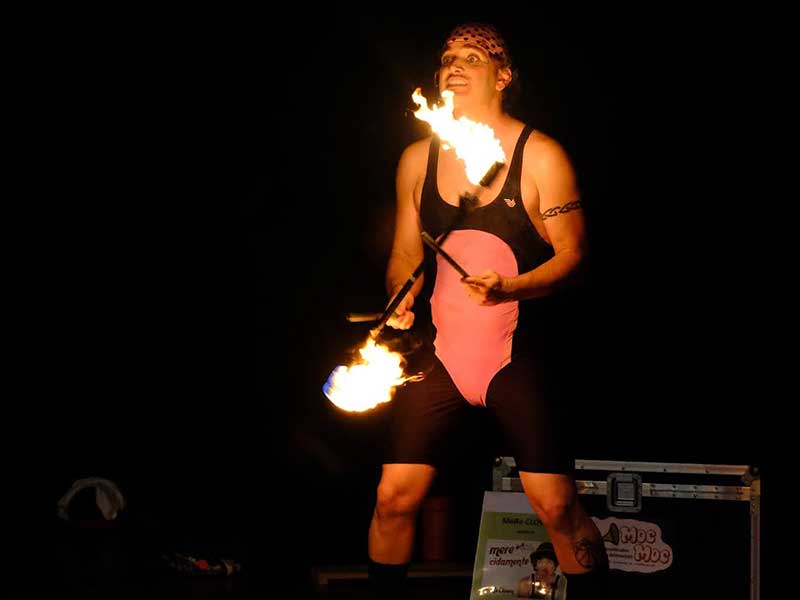 MeRe Clown actuando con lume