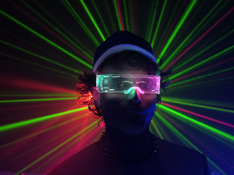 MeRe Clown Peque Disco diante dun laser de discoteca