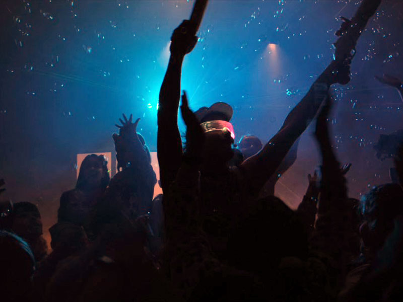 MeRe Clown Peque Disco caracterizado de DJ animando público