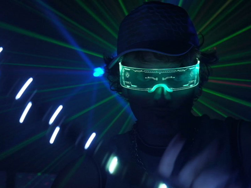 MeRe Clown Peque Disco caracterizado de DJ con luces laser de fondo