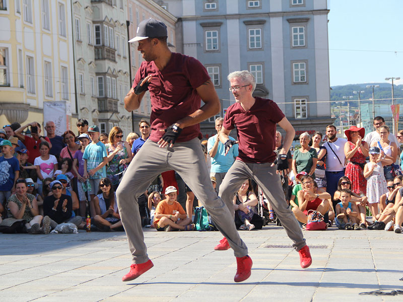 Integrantes espectáculo "Agridulce" bailando