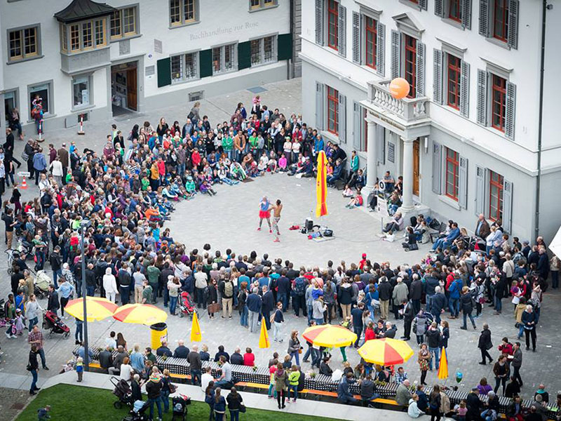 Integrantes espectáculo "Agridulce" actuando desde vista aérea