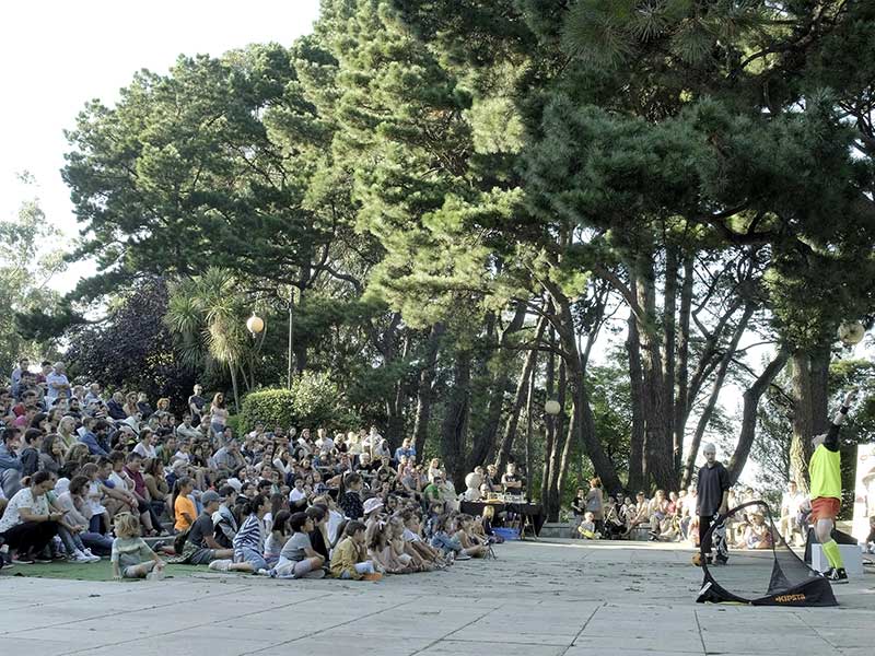 Mere Clown facendo malabares