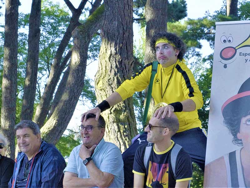 Mere Clown jugando co público