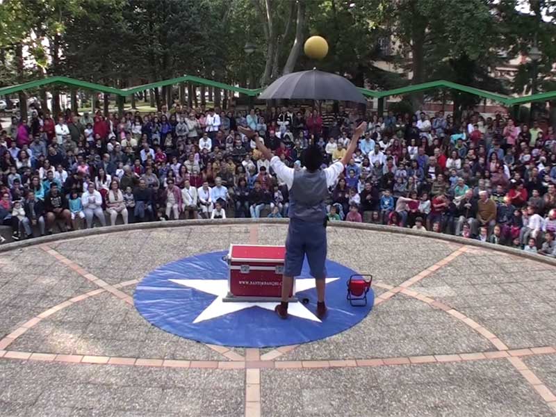 Artista de circo frente o público de rúa