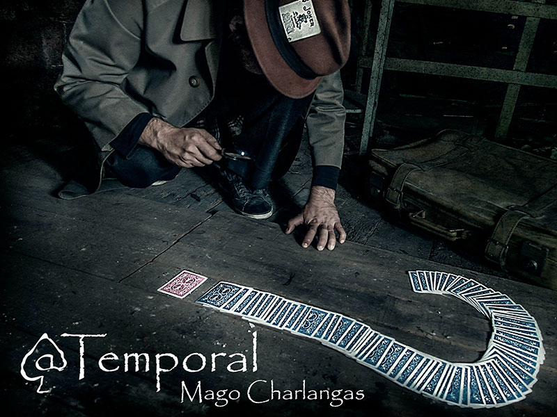 Mago investigando cartas con forma de interrogante