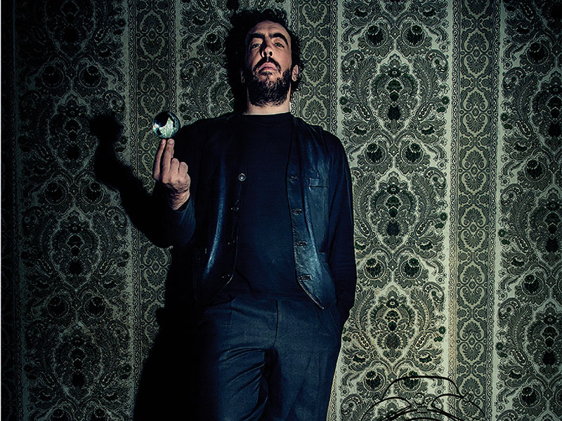 Mago posando enigmático