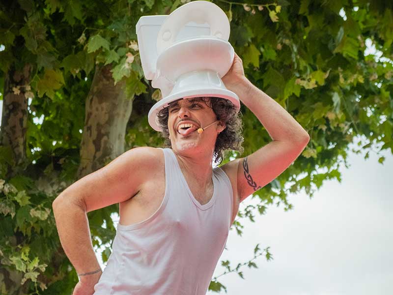 Mere clown cun váter na cabeza