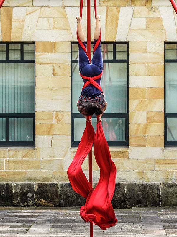 Acróbata de aéreos en telas