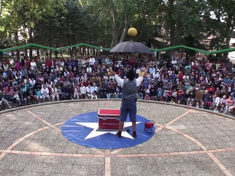 Malabarista frente a público en gala de circo