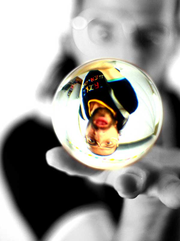 Bola de cristal co reflexo dun artista