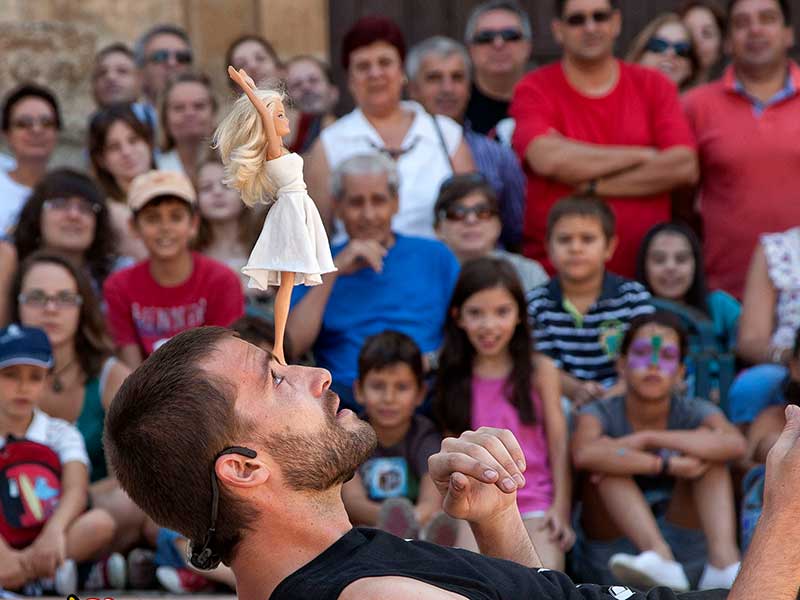 Malabares cunha boneca no nariz