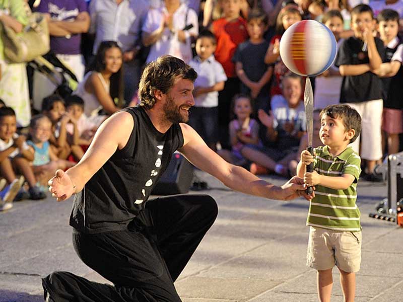 Malabares cun coitelo e un balón