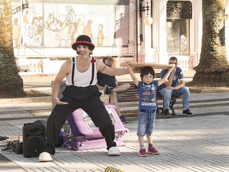 MeRe Clown actuando cun neno