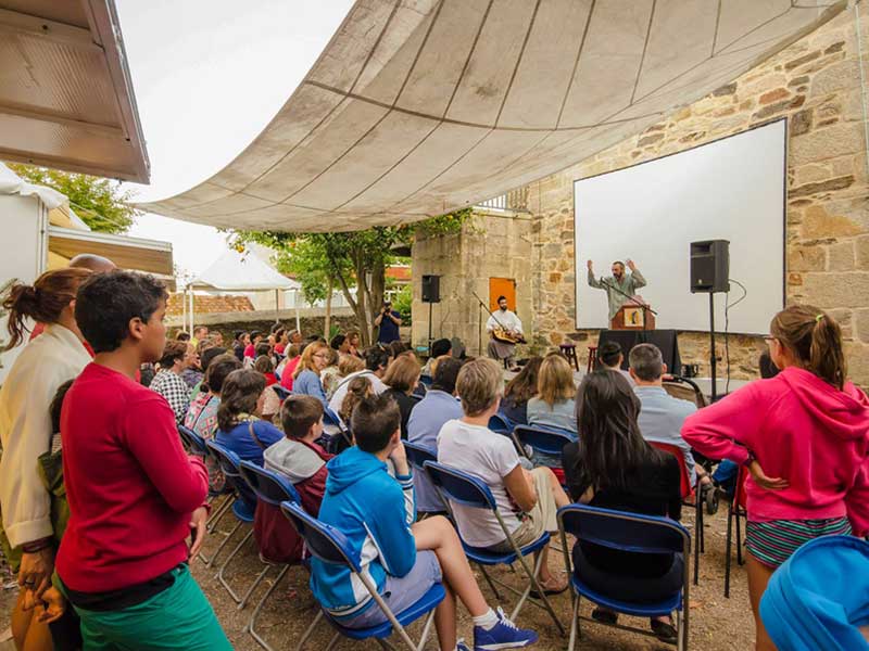 Espectáculo o aire libre baixo carpa