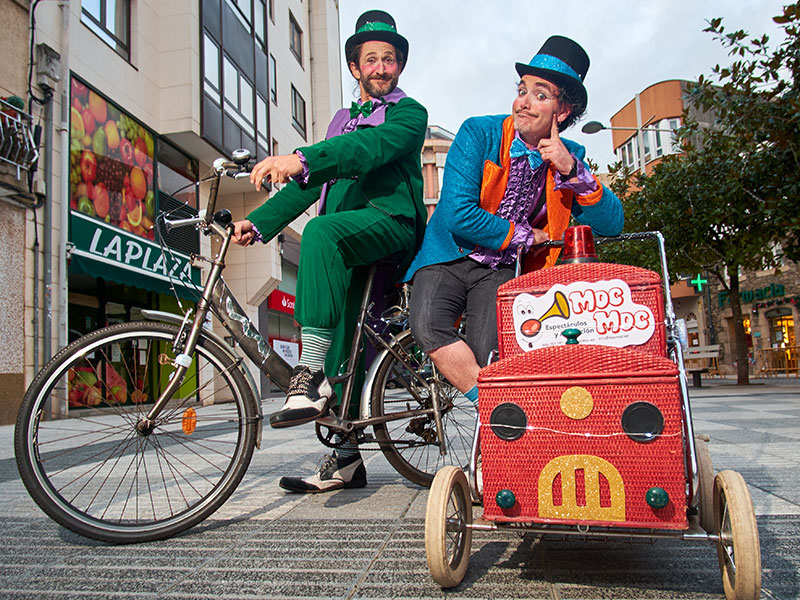 Dos payasos en circo de calle