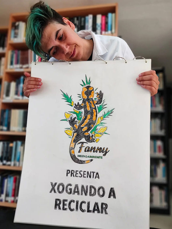 Fanny mostra unha ilustración dunha salamanquesa