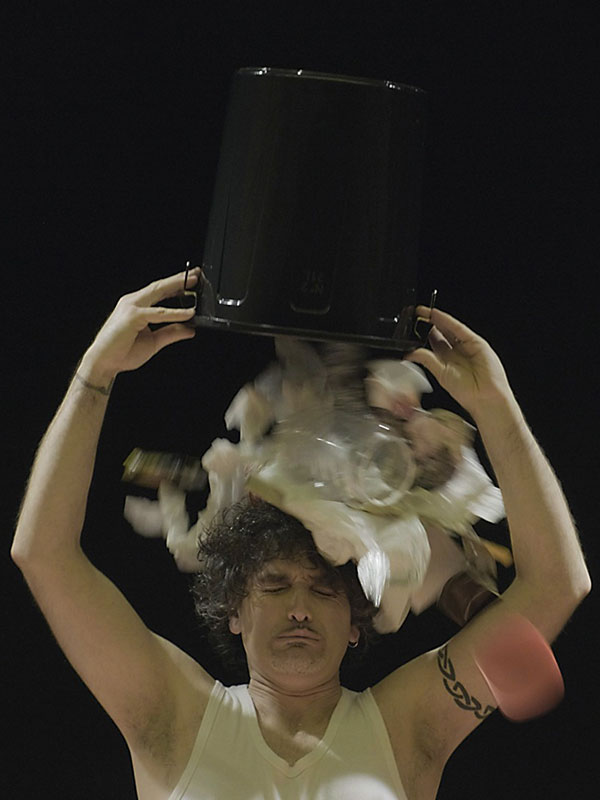 MeRe Clow tira un cubo de lixo por enriba