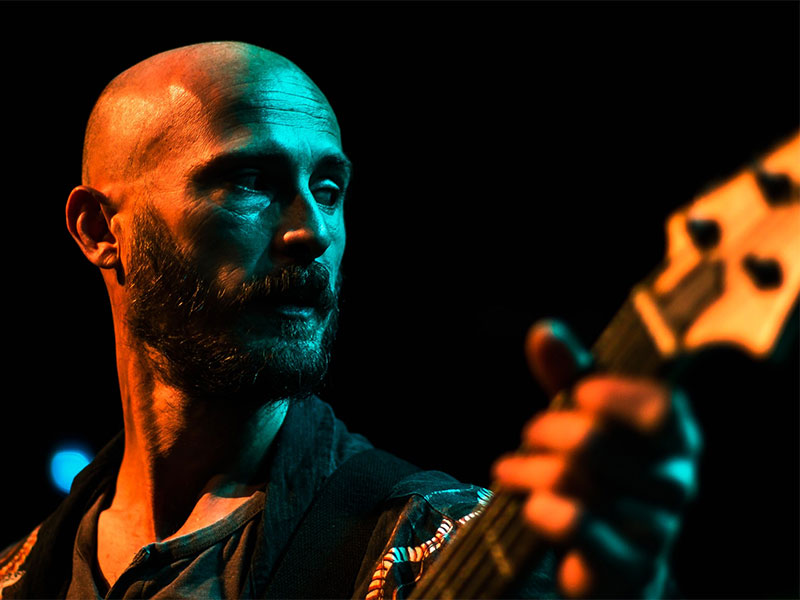 Guitarrista iluminado por focos