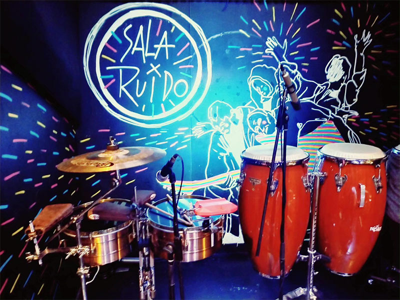 Batería e bongos en escenario