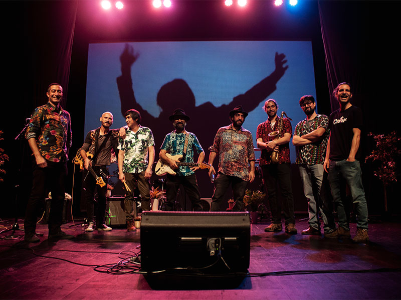 Grupo musical ao completo no escenario